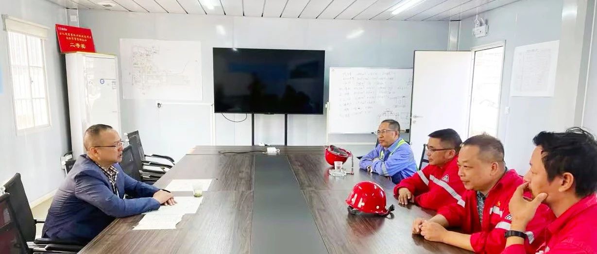 化機公司黨委書記、董事長、總經(jīng)理楊中澤到楚星項目現(xiàn)場辦公
